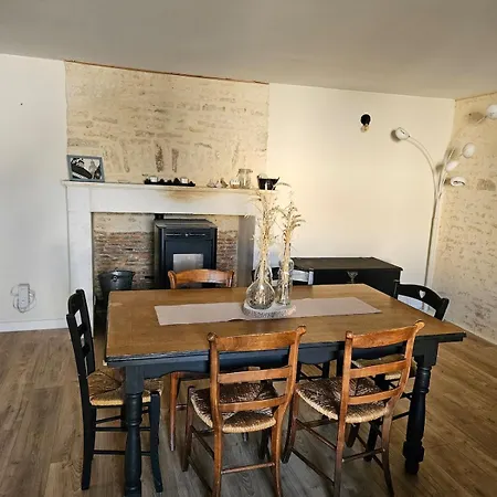 Сasa de vacaciones Maison De Bourg Au Calme, Proche Du Futuroscope