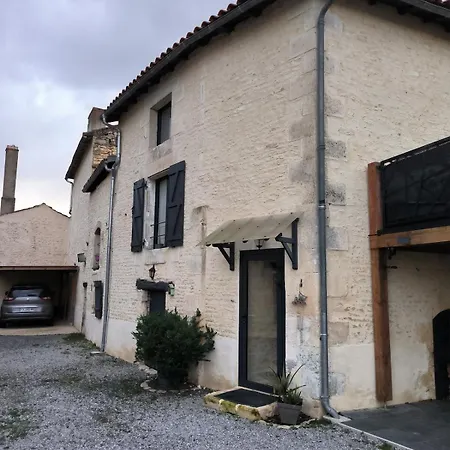 Maison De Bourg Au Calme, Proche Du Futuroscope Сasa de vacaciones Yversay